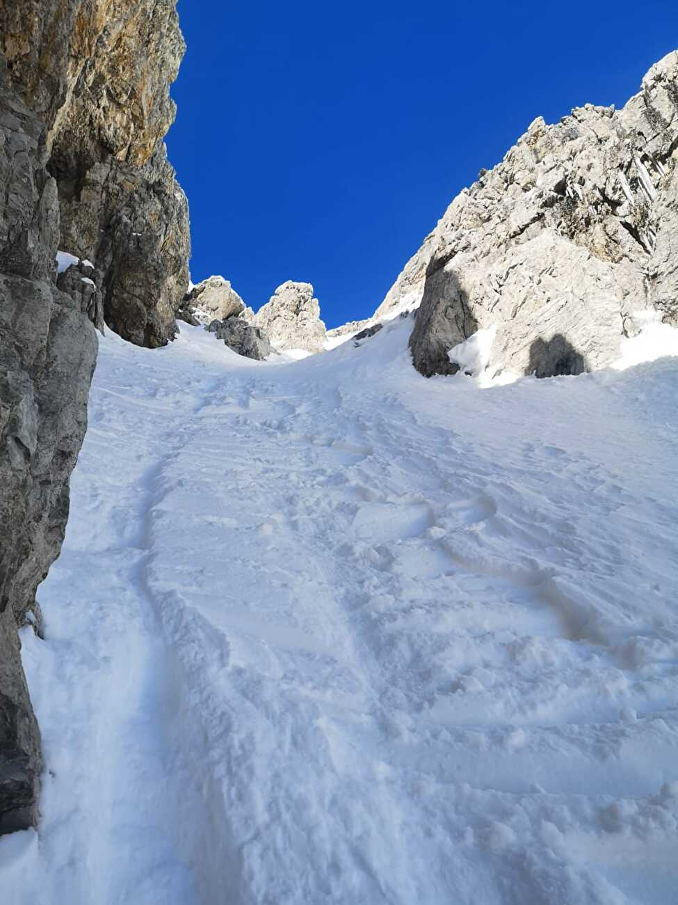 Dolomites de Brenta, Francesco Vascellari - Première descente de la face est de la Cima Garbari (3018m), Dolomites de Brenta (Francesco Vascellari, 04/2025) Dolomites de Brenta, Francesco Vascellari - Première descente de la face est de la Cima Garbari (3018m), Dolomites de Brenta (Francesco Vascellari, 04/2025)