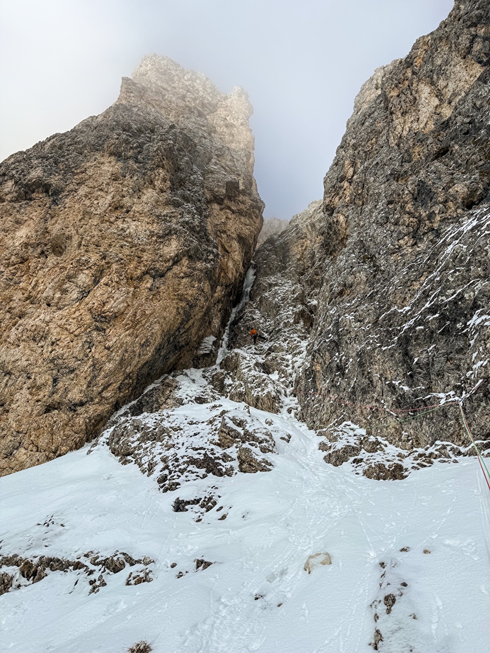 Mantel Ice, Cima Mantello, Rosengarten, Dolomites, Giordano Faletti, Martin Giovanazzi, Davide Miori - Terrain d'escalade 3 de 'Mantel Ice' sur Cima Mantello, Rosengarten, Dolomites (Giordano Faletti, Martin Giovanazzi, Davide Miori 09/01/2026) Mantel Ice, Cima Mantello, Rosengarten, Dolomites, Giordano Faletti, Martin Giovanazzi, Davide Miori - Terrain d'escalade 3 de 'Mantel Ice' sur Cima Mantello, Rosengarten, Dolomites (Giordano Faletti, Martin Giovanazzi, Davide Miori 09/01/2026)