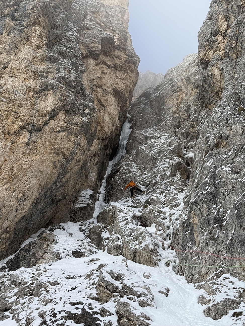 Mantel Ice, Cima Mantello, Rosengarten, Dolomites, Giordano Faletti, Martin Giovanazzi, Davide Miori - Terrain d'escalade 3 de 'Mantel Ice' sur Cima Mantello, Rosengarten, Dolomites (Giordano Faletti, Martin Giovanazzi, Davide Miori 09/01/2026) Mantel Ice, Cima Mantello, Rosengarten, Dolomites, Giordano Faletti, Martin Giovanazzi, Davide Miori - Terrain d'escalade 3 de 'Mantel Ice' sur Cima Mantello, Rosengarten, Dolomites (Giordano Faletti, Martin Giovanazzi, Davide Miori 09/01/2026)