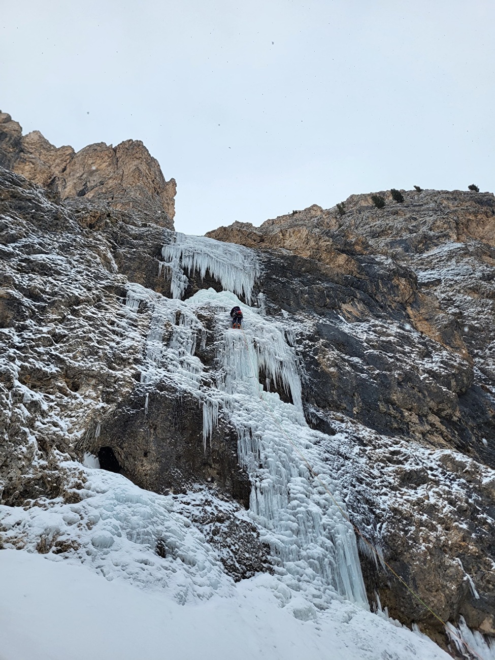 Mantel Ice, Cima Mantello, Rosengarten, Dolomites, Giordano Faletti, Martin Giovanazzi, Davide Miori - Réalisation de la première ascension de 'Mantel Ice' sur Cima Mantello, Rosengarten, Dolomites (Giordano Faletti, Martin Giovanazzi, Davide Miori 01/09/2026) Mantel Ice, Cima Mantello, Rosengarten, Dolomites, Giordano Faletti, Martin Giovanazzi, Davide Miori - Réalisation de la première ascension de 'Mantel Ice' sur Cima Mantello, Rosengarten, Dolomites (Giordano Faletti, Martin Giovanazzi, Davide Miori 01/09/2026)
