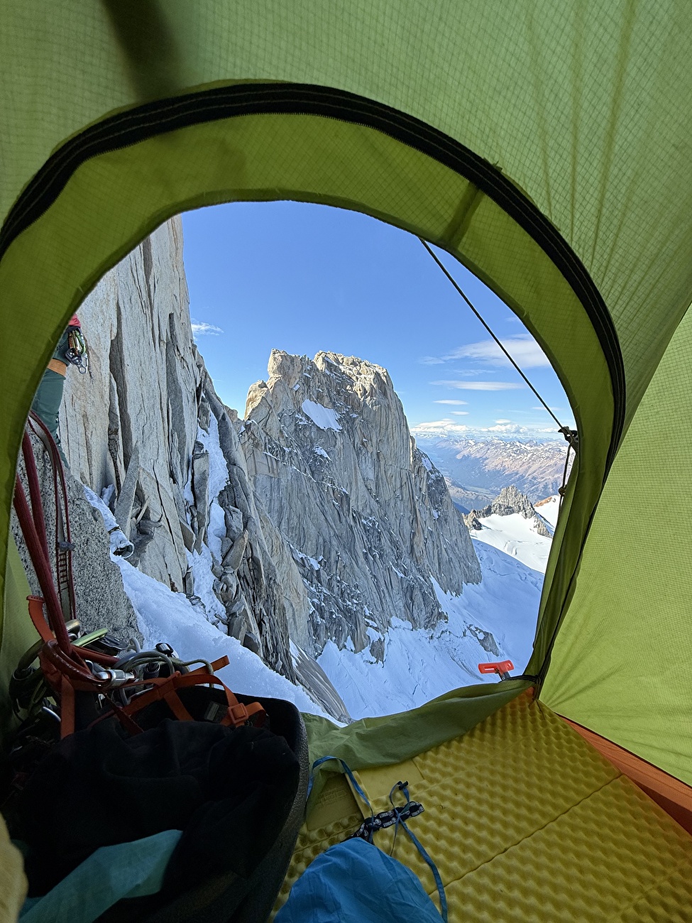 Fitz Roy Patagonia BASE jump, Boris Egorov, Konstantin Jäämurd, Vladimir Murzaev - Escalade du 'Royal Flush' avant le premier BASE jump du Fitz Roy (Cerro Chaltén) en Patagonie (Boris Egorov, Konstantin Jäämurd, Vladimir Murzaev 01/07/2026) Fitz Roy Patagonia BASE jump, Boris Egorov, Konstantin Jäämurd, Vladimir Murzaev - Escalade du 'Royal Flush' avant le premier BASE jump du Fitz Roy (Cerro Chaltén) en Patagonie (Boris Egorov, Konstantin Jäämurd, Vladimir Murzaev 01/07/2026)