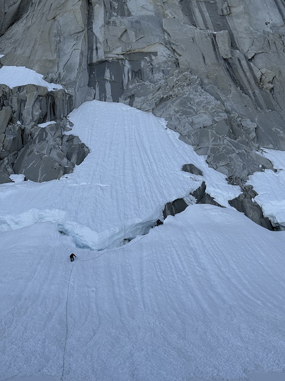 Fitz Roy Patagonia BASE jump, Boris Egorov, Konstantin Jäämurd, Vladimir Murzaev - Escalade du 'Royal Flush' avant le premier BASE jump du Fitz Roy (Cerro Chaltén) en Patagonie (Boris Egorov, Konstantin Jäämurd, Vladimir Murzaev 01/07/2026) Fitz Roy Patagonia BASE jump, Boris Egorov, Konstantin Jäämurd, Vladimir Murzaev - Escalade du 'Royal Flush' avant le premier BASE jump du Fitz Roy (Cerro Chaltén) en Patagonie (Boris Egorov, Konstantin Jäämurd, Vladimir Murzaev 01/07/2026)