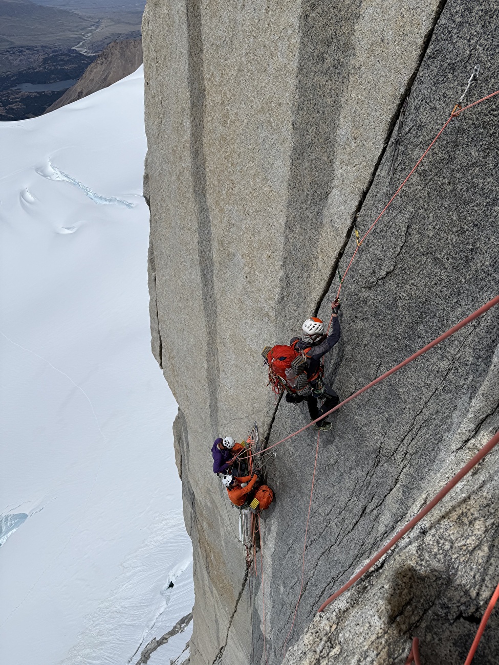 Fitz Roy Patagonia BASE jump, Boris Egorov, Konstantin Jäämurd, Vladimir Murzaev - Escalade du 'Royal Flush' avant le premier BASE jump du Fitz Roy (Cerro Chaltén) en Patagonie (Boris Egorov, Konstantin Jäämurd, Vladimir Murzaev 01/07/2026) Fitz Roy Patagonia BASE jump, Boris Egorov, Konstantin Jäämurd, Vladimir Murzaev - Escalade du 'Royal Flush' avant le premier BASE jump du Fitz Roy (Cerro Chaltén) en Patagonie (Boris Egorov, Konstantin Jäämurd, Vladimir Murzaev 01/07/2026)
