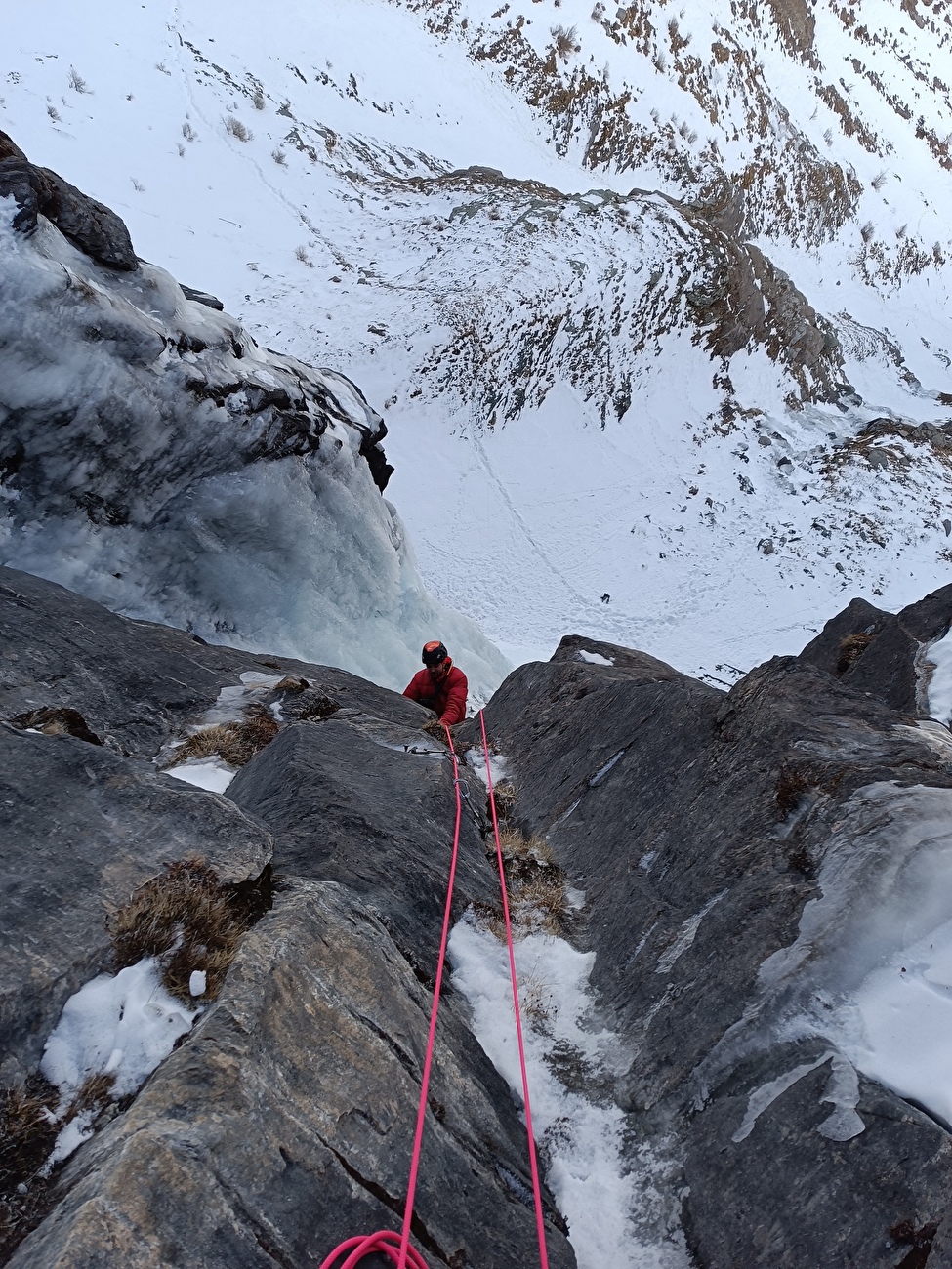 Monte Rosa, Valle del Lys, Umberto Bado, Paolo Giacobbe, Amedeo Giobbio - Amedeo Giobbio sur le troisième terrain de 'Smooth Criminal', Monte Rosa, Valle del Lys (Umberto Bado, Paolo Giacobbe, Amedeo Giobbio, 18/12/2024) Monte Rosa, Valle del Lys, Umberto Bado, Paolo Giacobbe, Amedeo Giobbio - Amedeo Giobbio sur le troisième terrain de 'Smooth Criminal', Monte Rosa, Valle del Lys (Umberto Bado, Paolo Giacobbe, Amedeo Giobbio, 18/12/2024)