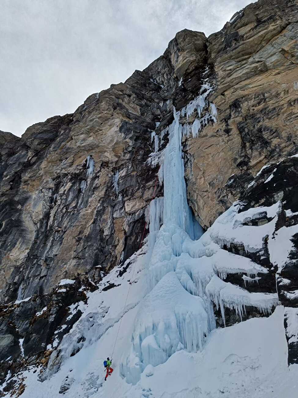 Monte Rosa, Vallée du Lys, Umberto Bado, Paolo Giacobbe, Amedeo Giobbio - La chronique de 'Thriller' et 'Smooth Criminal', Monte Rosa, Vallée du Lys (Umberto Bado, Paolo Giacobbe, Amedeo Giobbio, 18/12/2024) Monte Rosa, Vallée du Lys, Umberto Bado, Paolo Giacobbe, Amedeo Giobbio - La chronique de 'Thriller' et 'Smooth Criminal', Monte Rosa, Vallée du Lys (Umberto Bado, Paolo Giacobbe, Amedeo Giobbio, 18/12/2024)