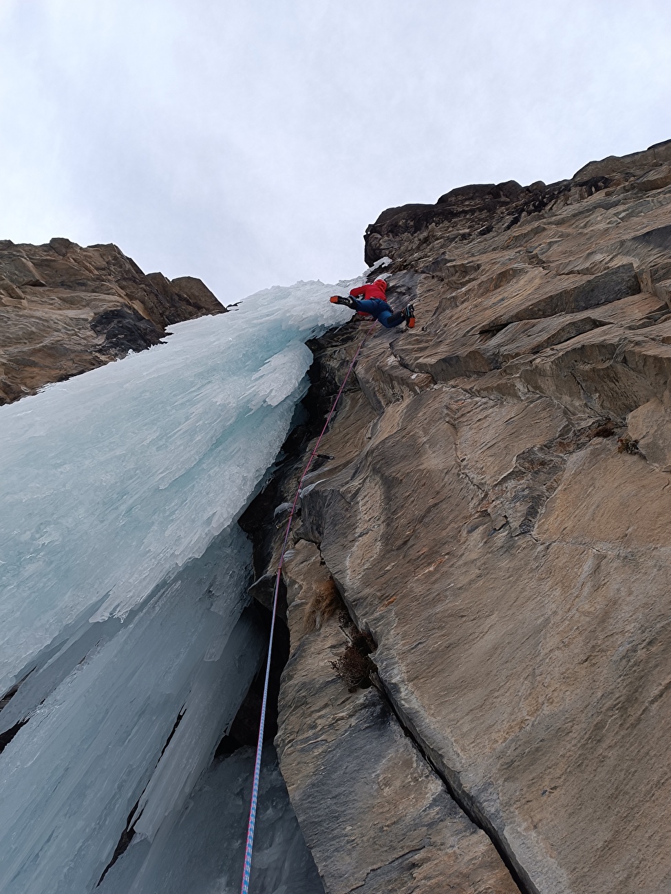 Monte Rosa, Vallée du Lys, Umberto Bado, Paolo Giacobbe, Amedeo Giobbio - Ascension de la première longueur de 'Smooth Criminal', Monte Rosa, Vallée du Lys (Umberto Bado, Paolo Giacobbe, Amedeo Giobbio, 18/12/2024) Monte Rosa, Vallée du Lys, Umberto Bado, Paolo Giacobbe, Amedeo Giobbio - Ascension de la première longueur de 'Smooth Criminal', Monte Rosa, Vallée du Lys (Umberto Bado, Paolo Giacobbe, Amedeo Giobbio, 18/12/2024)