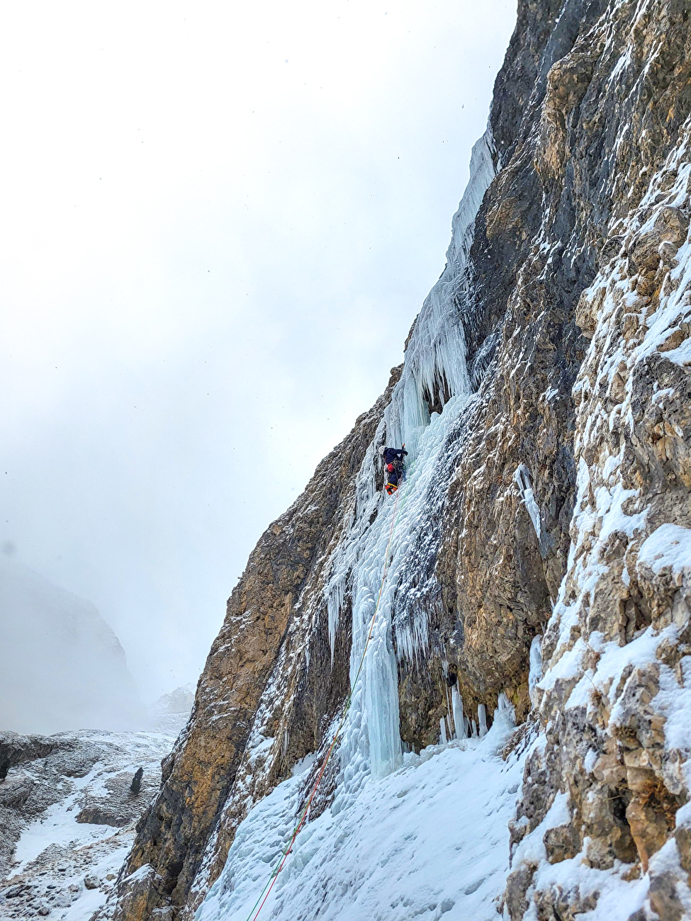 Mantel Ice établi sur Cima Mantello dans les Dolomites, Italie