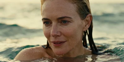 Elle accouche dans l’océan : des images incroyables qui font le tour du monde