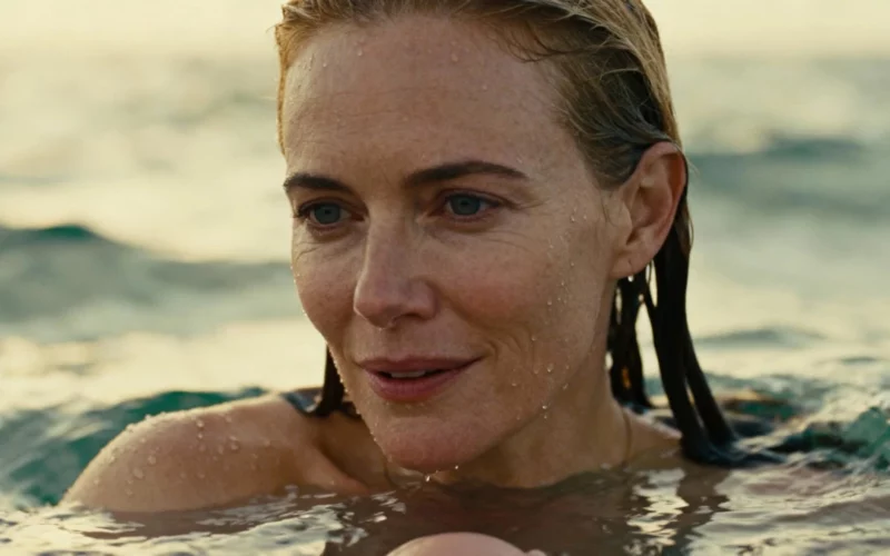 Elle accouche dans l’océan : des images incroyables qui font le tour du monde