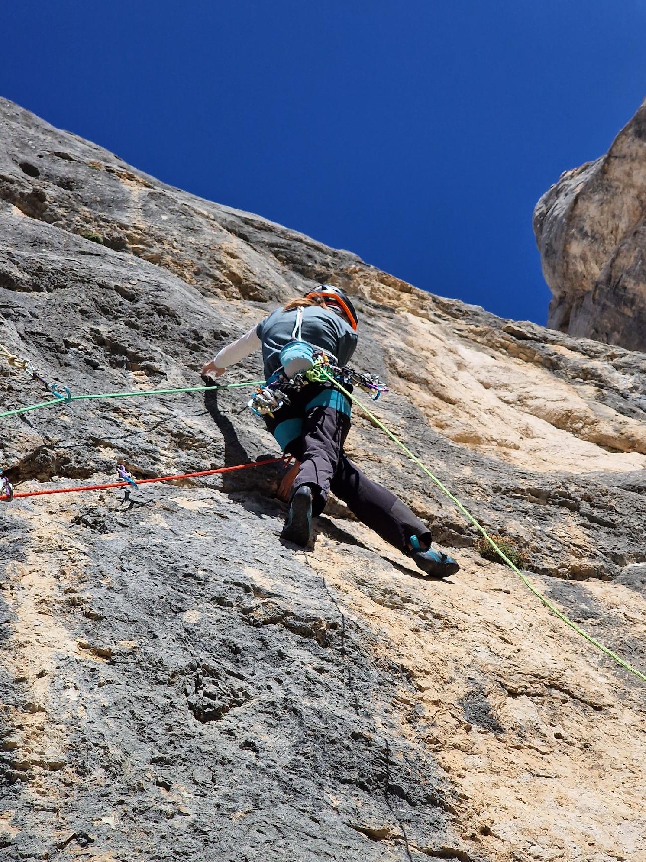 Madre Roccia, Marmolada, Iris Bielli, Matteo Della Bordella, Massimo Faletti, Maurizio Giordani - Iris Bielli réalise la première ascension de 'Madre Roccia' sur la face sud de Marmolada, Dolomites (Iris Bielli, Matteo Della Bordella, Massimo Faletti, Maurizio Giordani 2022-2023) Madre Roccia, Marmolada, Iris Bielli, Matteo Della Bordella, Massimo Faletti, Maurizio Giordani - Iris Bielli réalise la première ascension de 'Madre Roccia' sur la face sud de Marmolada, Dolomites (Iris Bielli, Matteo Della Bordella, Massimo Faletti, Maurizio Giordani 2022-2023)