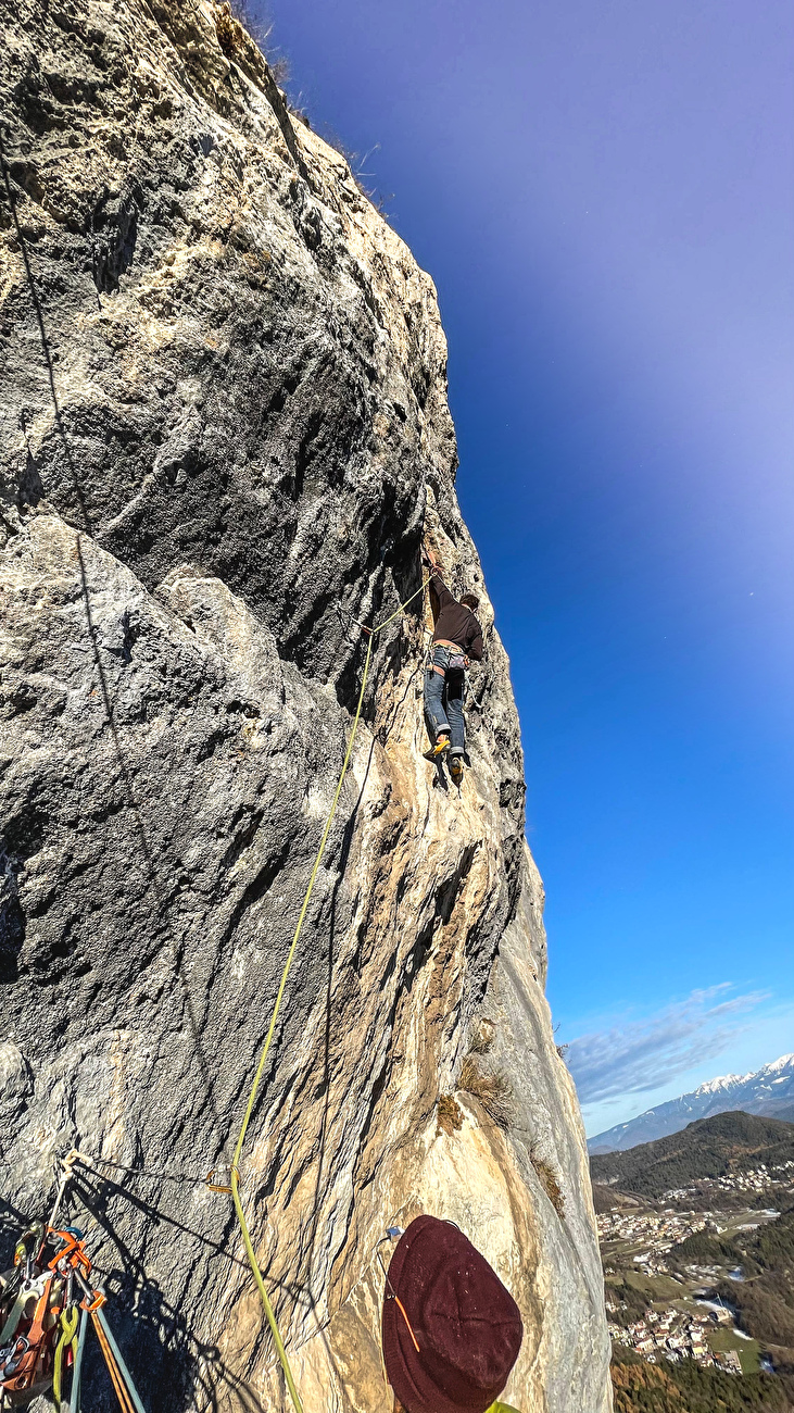 Petit Petò, paroi de Covelo, Valle del Sarca - La première ascension du 'Petit Petò' sur la paroi de Covelo dans la Valle del Sarca, Italie (Martin Giovanazzi, Elio Mazzalai, Sebastiano Merz, Mauro Zanon 2025) Petit Petò, paroi de Covelo, Valle del Sarca - La première ascension du 'Petit Petò' sur la paroi de Covelo dans la Valle del Sarca, Italie (Martin Giovanazzi, Elio Mazzalai, Sebastiano Merz, Mauro Zanon 2025)