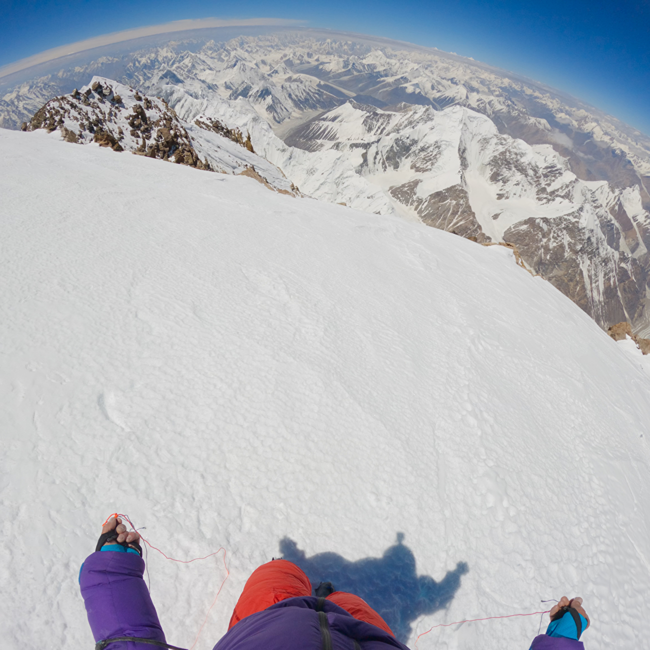 Benjamin Védrines K2 - Benjamin Védrines s'envole du sommet du K2 le 28/07/2024 après avoir gravi la deuxième plus haute montagne du monde en 11 heures Benjamin Védrines K2 - Benjamin Védrines s'envole du sommet du K2 le 28/07/2024 après avoir gravi la deuxième plus haute montagne du monde en 11 heures