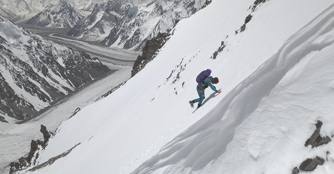Benjamin Védrines K2 - Benjamin Védrines s'envole du sommet du K2 le 28/07/2024 après avoir gravi la deuxième plus haute montagne du monde en 11 heures Benjamin Védrines K2 - Benjamin Védrines s'envole du sommet du K2 le 28/07/2024 après avoir gravi la deuxième plus haute montagne du monde en 11 heures