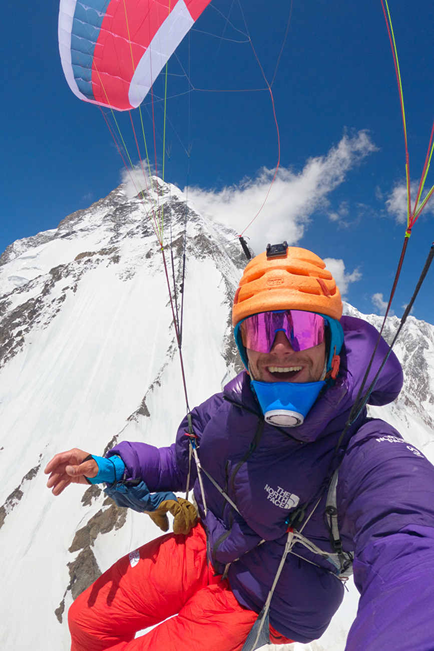 Benjamin Védrines K2 - Benjamin Védrines s'envole du sommet du K2 le 28/07/2024 après avoir gravi la deuxième plus haute montagne du monde en 11 heures Benjamin Védrines K2 - Benjamin Védrines s'envole du sommet du K2 le 28/07/2024 après avoir gravi la deuxième plus haute montagne du monde en 11 heures