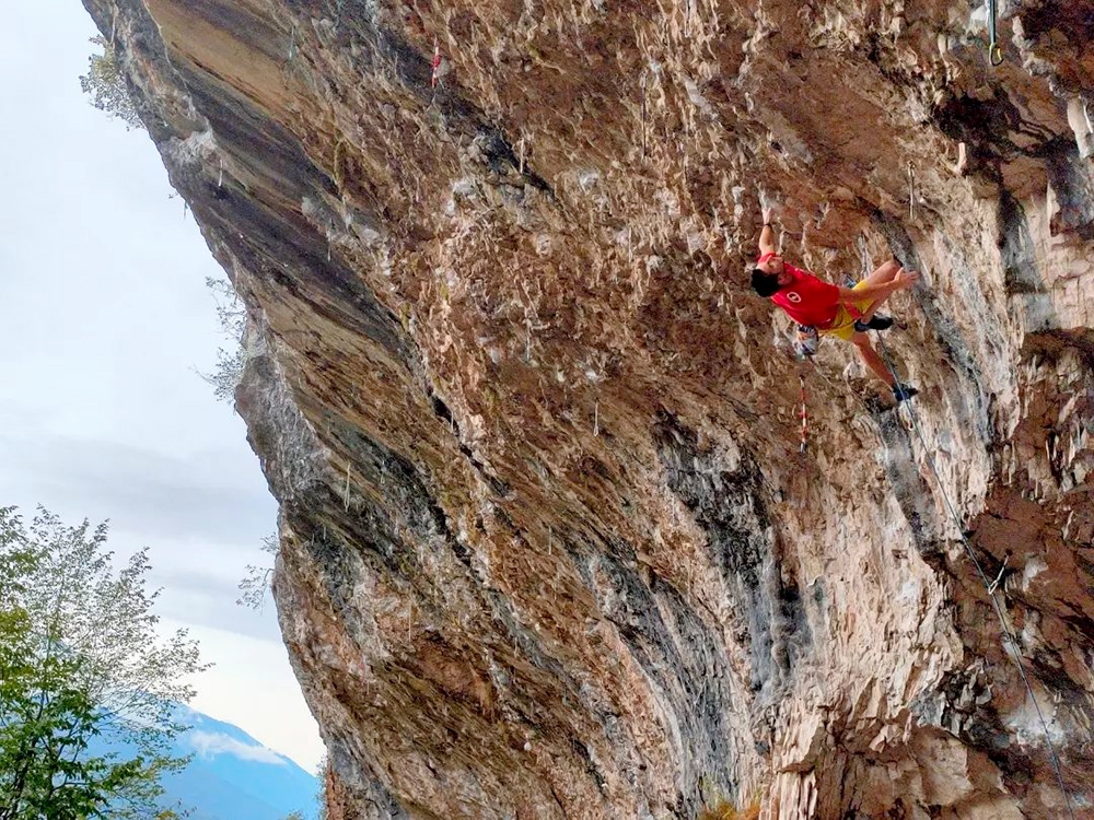 Davide Picco, Ultimatum, Massone, Arco - Davide Picco envoie un Ultimatum (9a+) au secteur Pueblo de Massone, Arco, Italie Davide Picco, Ultimatum, Massone, Arco - Davide Picco envoie un Ultimatum (9a+) au secteur Pueblo de Massone, Arco, Italie