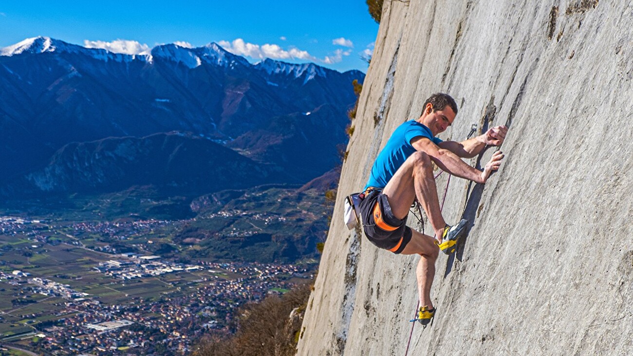 Adam Ondra - Adam Ondra réalise la première ascension de la dalle 'Niobe' (9a) au Passo Due Sassi, Arco Adam Ondra - Adam Ondra réalise la première ascension de la dalle 'Niobe' (9a) au Passo Due Sassi, Arco