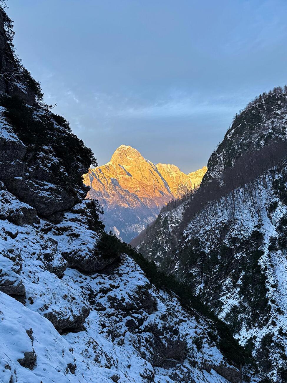 Loška Koritnica, Alpes juliennes, Slovénie, Tine Cuder, Filip Princi, Miloš Milanović - La première ascension 'Bratstvo in cepini' dans la vallée de Loška Koritnica, Alpes juliennes, Slovénie (Tine Cuder, Filip Princi, Miloš Milanović 13/01/2026) Loška Koritnica, Alpes juliennes, Slovénie, Tine Cuder, Filip Princi, Miloš Milanović - La première ascension 'Bratstvo in cepini' dans la vallée de Loška Koritnica, Alpes juliennes, Slovénie (Tine Cuder, Filip Princi, Miloš Milanović 13/01/2026)
