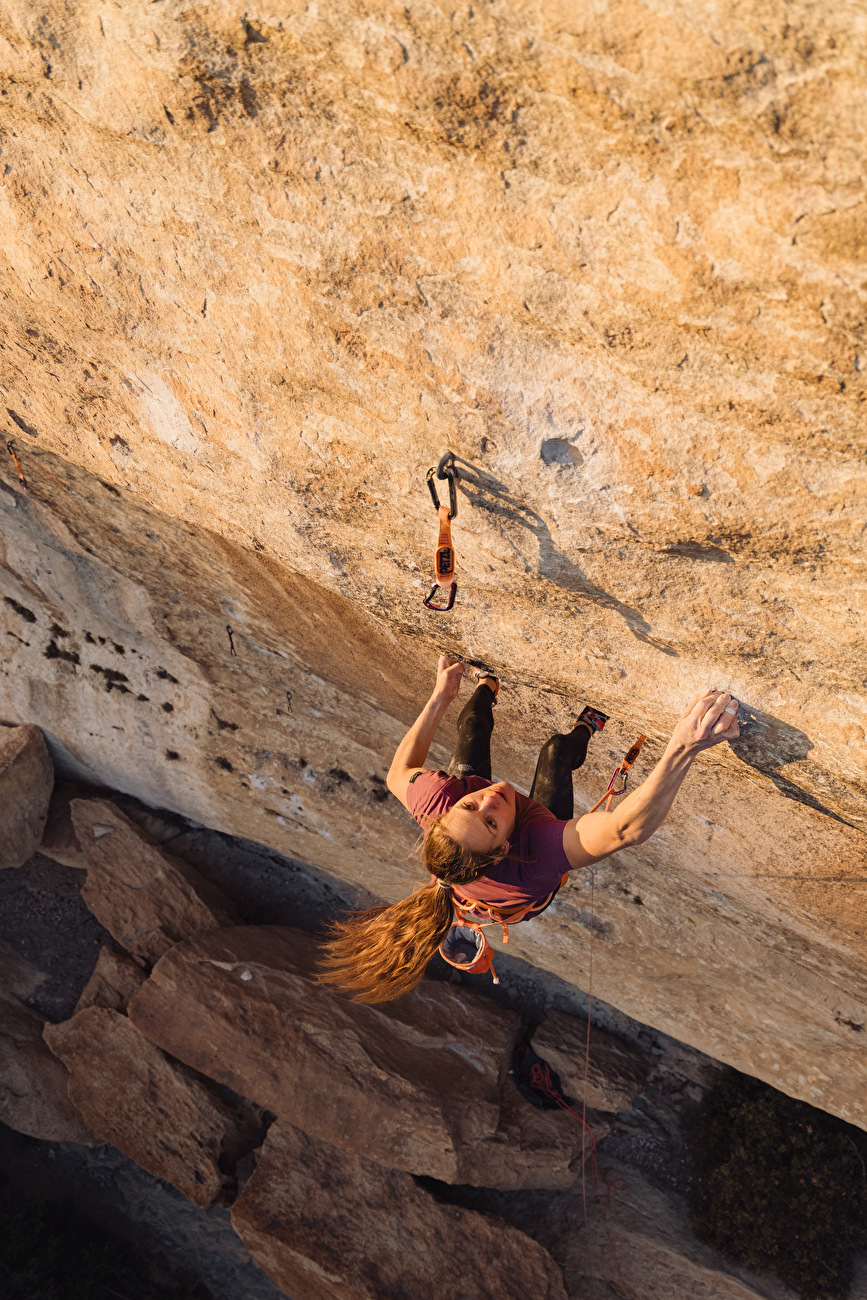 Eva Hammelmüller - Eva Hammelmüller climbing 'La Rose et le Vampire' at Buoux, freed by Antoine Le Menestrel in 1985. Eva Hammelmüller - Eva Hammelmüller climbing 'La Rose et le Vampire' at Buoux, freed by Antoine Le Menestrel in 1985.
