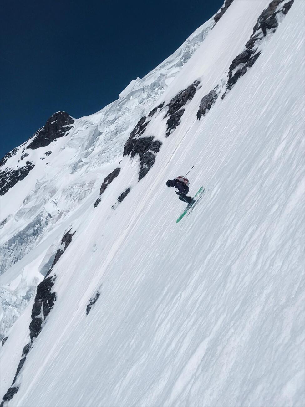 Tetnuldi, Géorgie, Elisa Bessega, Enrico Mosetti - Elisa Bessega skie sur la face ouest du mont Tetnuldi (4858m) en Géorgie, a skié le 08/06/2025 avec Enrico Mosetti Tetnuldi, Géorgie, Elisa Bessega, Enrico Mosetti - Elisa Bessega skie sur la face ouest du mont Tetnuldi (4858m) en Géorgie, a skié le 08/06/2025 avec Enrico Mosetti
