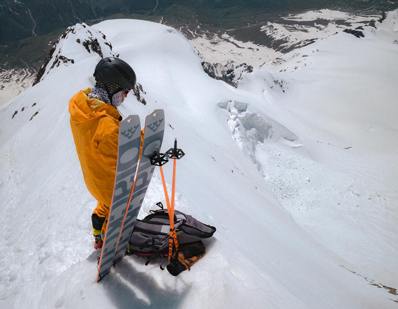 Tetnuldi, Géorgie, Elisa Bessega, Enrico Mosetti - Enrico Mosetti se prépare à skier sur la face ouest du mont Tetnuldi (4858m) en Géorgie Tetnuldi, Géorgie, Elisa Bessega, Enrico Mosetti - Enrico Mosetti se prépare à skier sur la face ouest du mont Tetnuldi (4858m) en Géorgie