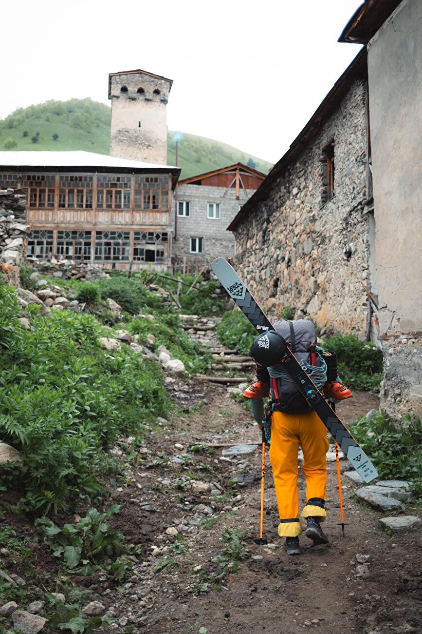 Tetnuldi, Géorgie, Elisa Bessega, Enrico Mosetti - Mont Tetnuldi (4858m) en Géorgie : l'approche depuis Adishi Tetnuldi, Géorgie, Elisa Bessega, Enrico Mosetti - Mont Tetnuldi (4858m) en Géorgie : l'approche depuis Adishi