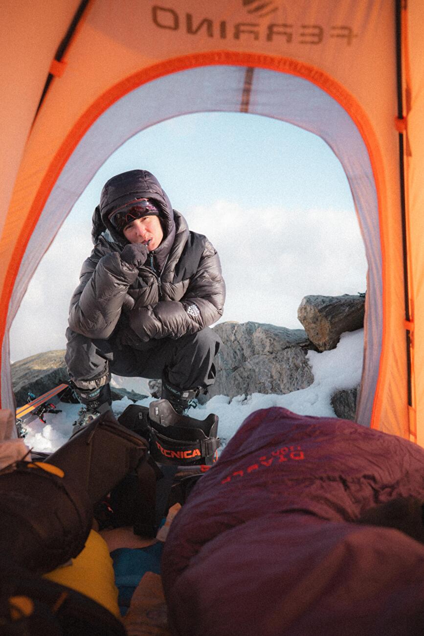 Tetnuldi, Géorgie, Elisa Bessega, Enrico Mosetti - Mont Tetnuldi (4858m) en Géorgie : Elisa Bessega au camp d'altitude à 3700m Tetnuldi, Géorgie, Elisa Bessega, Enrico Mosetti - Mont Tetnuldi (4858m) en Géorgie : Elisa Bessega au camp d'altitude à 3700m