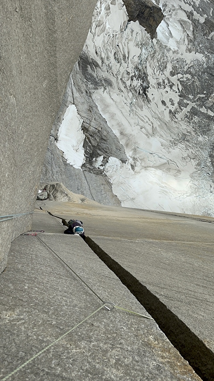 Torres del Paine, Chili, Tommy Caldwell, Siebe Vanhee - Siebe Vanhee effectue l'ascension gratuite de 24 heures de la « route sud-africaine » sur la Tour centrale de Paine en Patagonie les 13-14/02/2026 avec Tommy Caldwell Torres del Paine, Chili, Tommy Caldwell, Siebe Vanhee - Siebe Vanhee effectue l'ascension gratuite de 24 heures de la « route sud-africaine » sur la Tour centrale de Paine en Patagonie les 13-14/02/2026 avec Tommy Caldwell