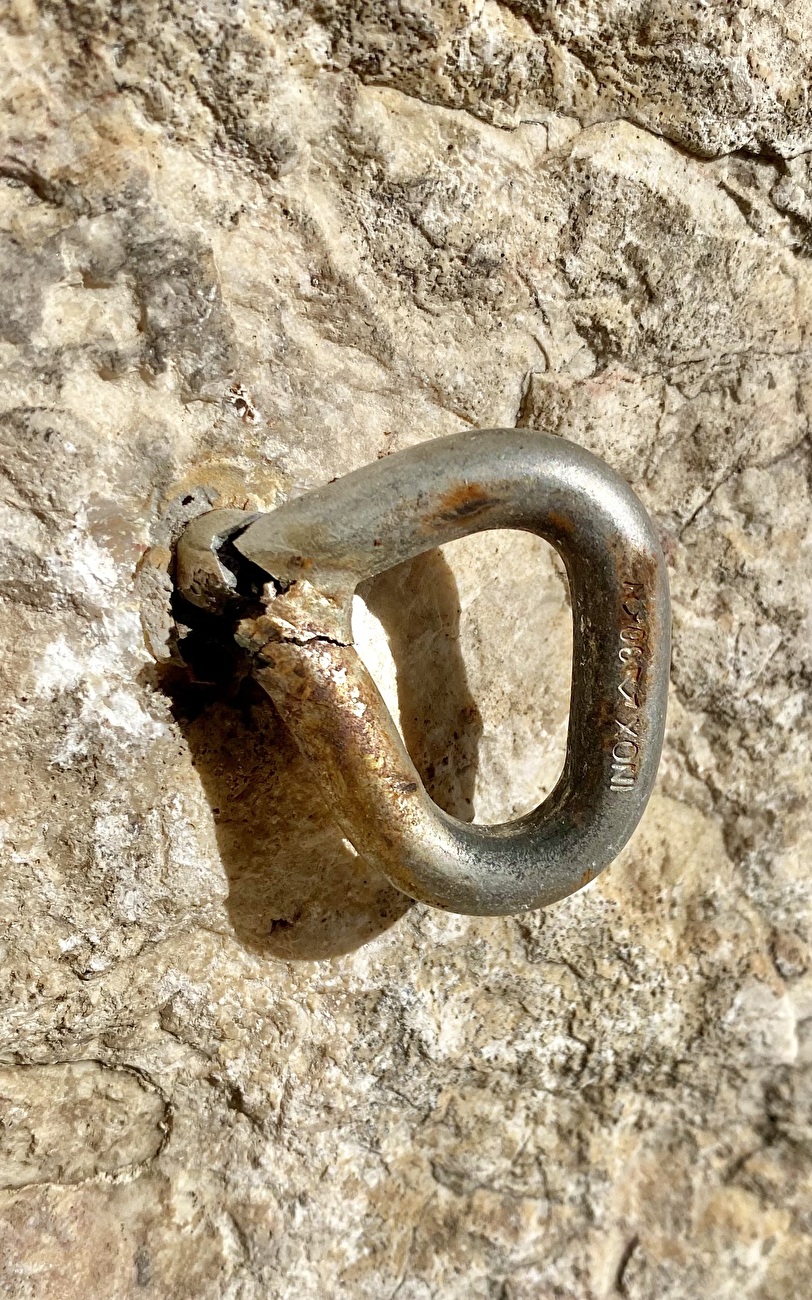 Escalade en Sardaigne - Exemple de boulon en acier inoxydable 304 corodé au rocher Millennium (Biddiriscottai) en Sardaigne. Escalade en Sardaigne - Exemple de boulon en acier inoxydable 304 corodé au rocher Millennium (Biddiriscottai) en Sardaigne.