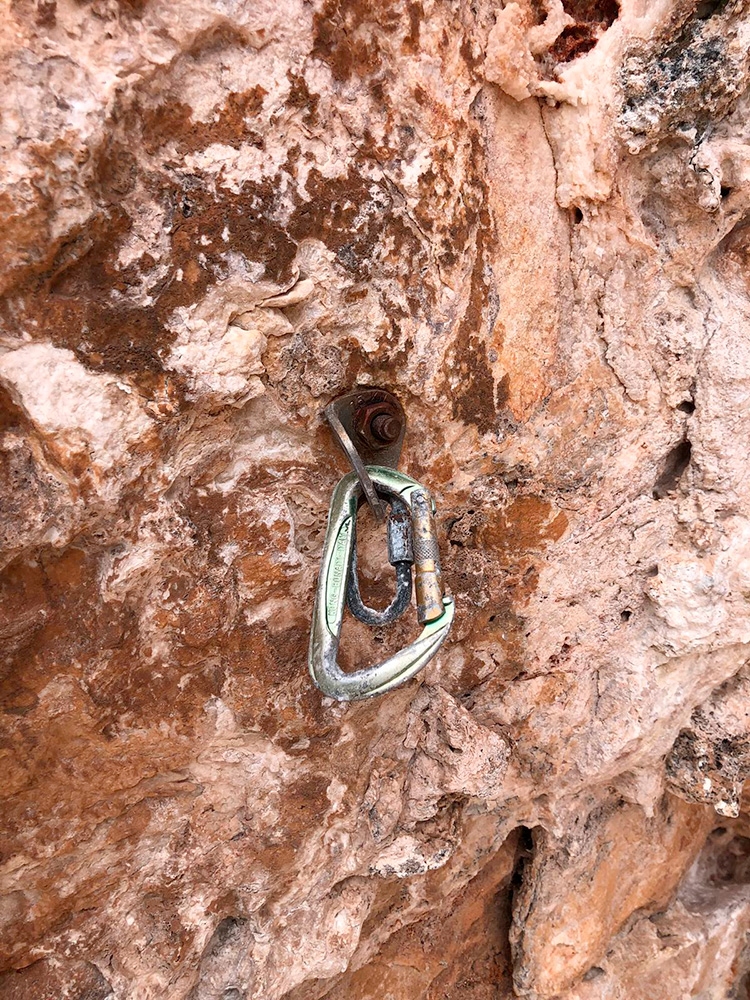 Cala Gonone, Sardaigne, Grotte du Millénaire - Un vieux boulon sur Le lion de Panshir dans la Grotte du Millénaire à Cala Gonone en Sardaigne Cala Gonone, Sardaigne, Grotte du Millénaire - Un vieux boulon sur Le lion de Panshir dans la Grotte du Millénaire à Cala Gonone en Sardaigne
