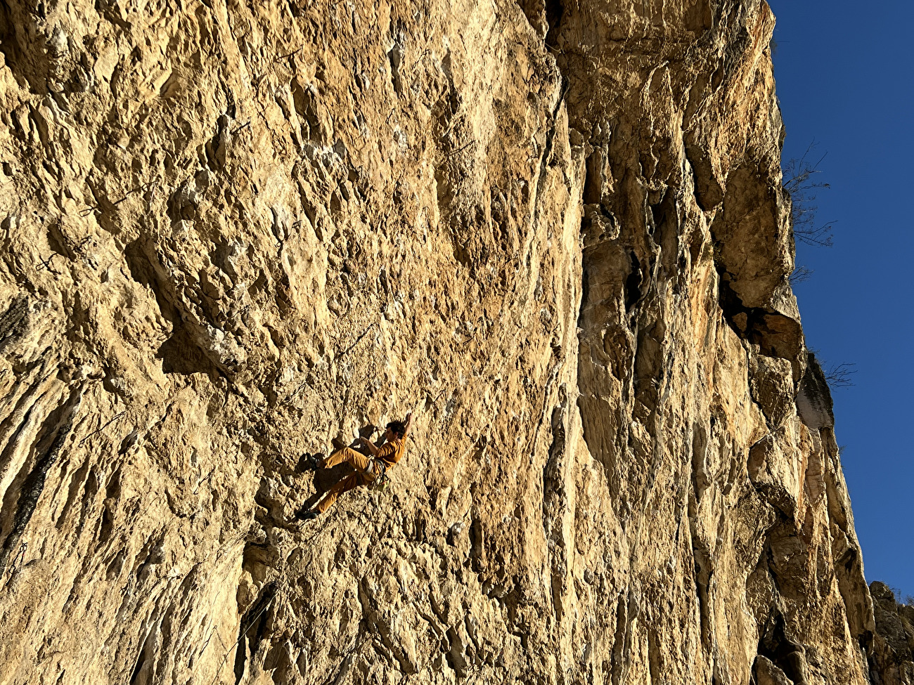 Luca Bacer - Luca Bacer escalade 'Marionetta' (8b+) à Mišja Peč en Slovénie Luca Bacer - Luca Bacer escalade 'Marionetta' (8b+) à Mišja Peč en Slovénie