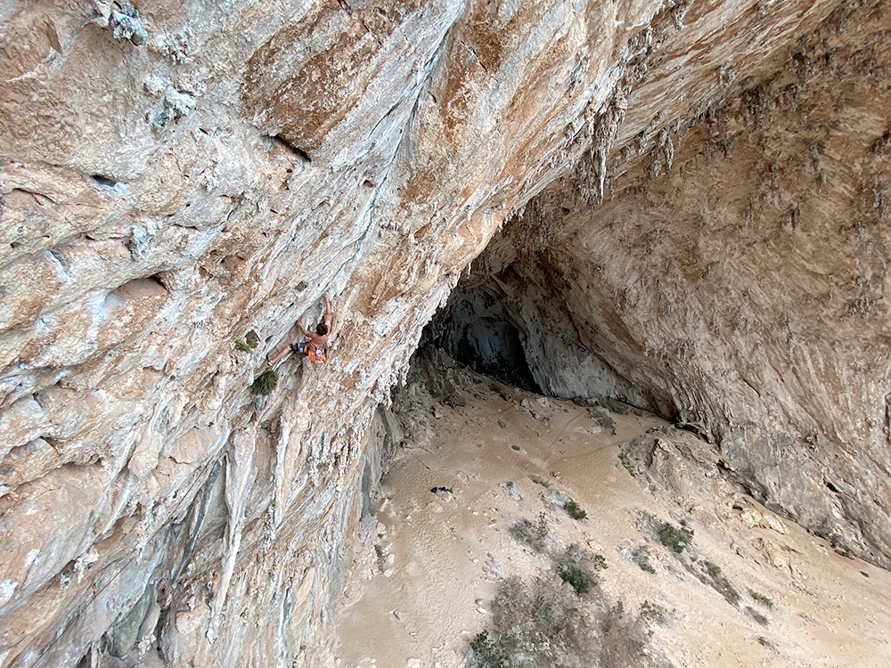 Cala Gonone, Sardaigne, Grotta di Millennium - Alessandro Larcher tentant Le lion de Panshir à Grotta di Millennium, Cala Gonone, Sardaigne Cala Gonone, Sardaigne, Grotta di Millennium - Alessandro Larcher tentant Le lion de Panshir à Grotta di Millennium, Cala Gonone, Sardaigne