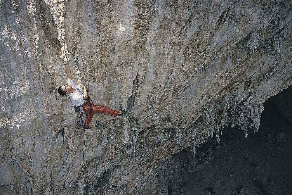 Cala Gonone, Sardaigne, Grotte du Millénaire - Simone Sarti escalade Millennium, la première voie de la grotte du Millénaire à Cala Gonone en Sardaigne Cala Gonone, Sardaigne, Grotte du Millénaire - Simone Sarti escalade Millennium, la première voie de la grotte du Millénaire à Cala Gonone en Sardaigne