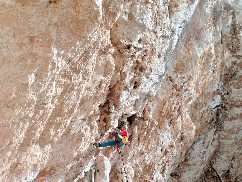 Cala Gonone, Sardaigne, Grotta di Millennium - Maurizio Oviglia reboulonnage avec des boulons en titane fournis par Lappas Climbing Bolts l'ascension Le lion de Panshir dans la Grotte du Millénaire à Cala Gonone en Sardaigne Cala Gonone, Sardaigne, Grotta di Millennium - Maurizio Oviglia reboulonnage avec des boulons en titane fournis par Lappas Climbing Bolts l'ascension Le lion de Panshir dans la Grotte du Millénaire à Cala Gonone en Sardaigne
