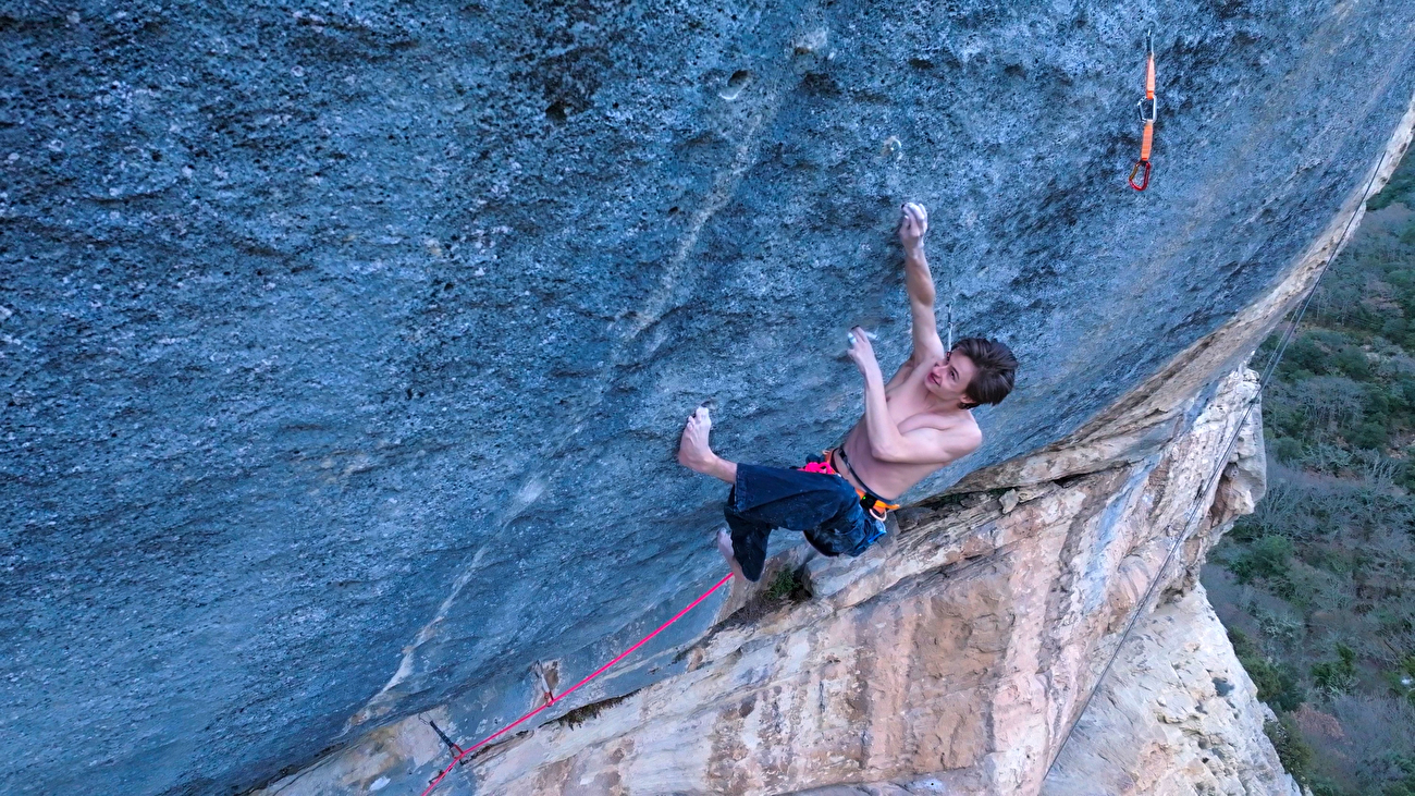 Erwan Legrand Buoux Bombé Bleu - Erwan Legrand réalise la première ascension du 'Bombé Bleu' à Buoux en France. La voie a été aménagée en 1991 par Marc Le Ménestrel et constitue sans doute l'un des plus grands prix de l'escalade sportive.
