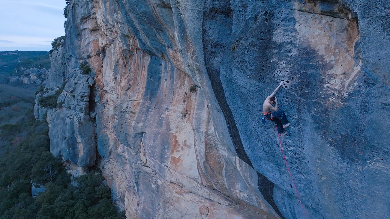 Erwan Legrand Buoux Bombé Bleu - Erwan Legrand incrédule après avoir réalisé sa première ascension du 'Bombé Bleu' à Buoux en France. La voie a été aménagée en 1991 par Marc Le Ménestrel et constitue sans doute l'un des plus grands prix de l'escalade sportive.