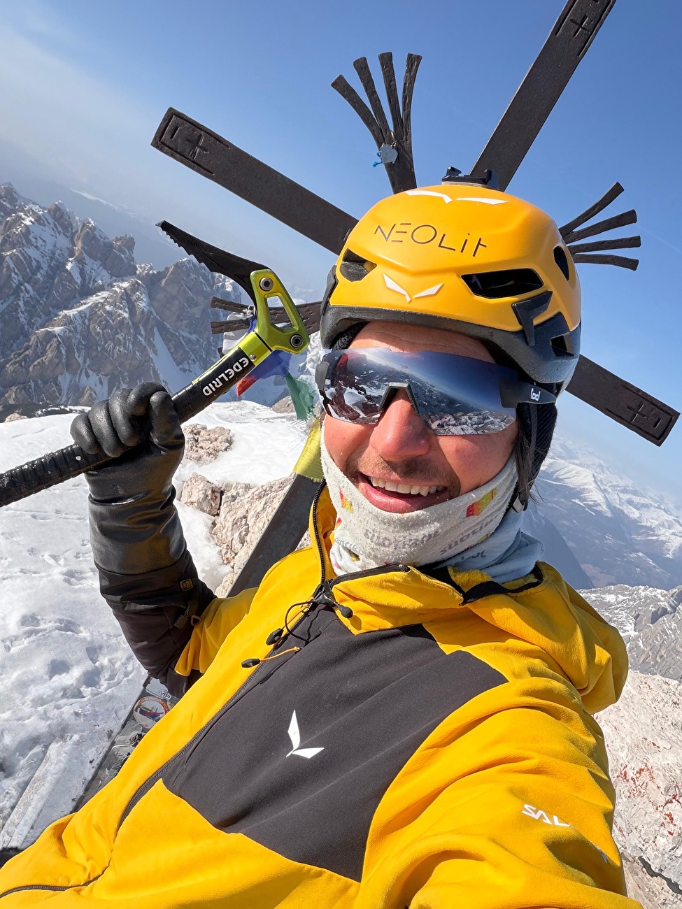 Simon Gietl Tre Cime di Lavaredo - Simon Gietl au sommet de la Cima Grande di Lavaredo, Dolomites, à 16h00 le 6 mars 2026, après son ascension hivernale en solitaire de « Das Phantom der Zinne » qu'il avait commencée la veille.
