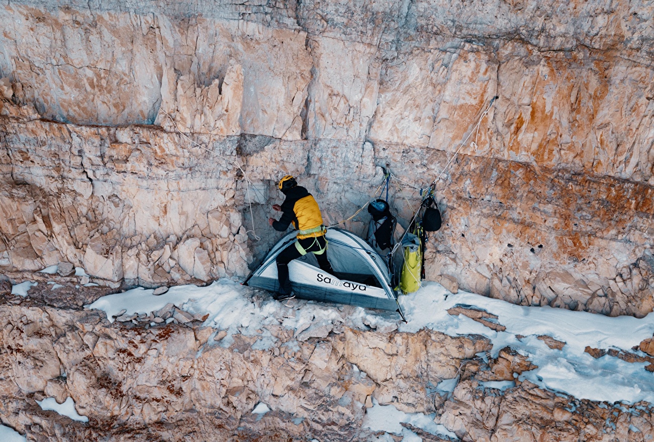Simon Gietl Tre Cime di Lavaredo - Simon Gietl au bivouac lors de son ascension hivernale en solo de 'Das Phantom der Zinne' sur Cima Grande di Lavaredo, Dolomites 5-6/03/2026