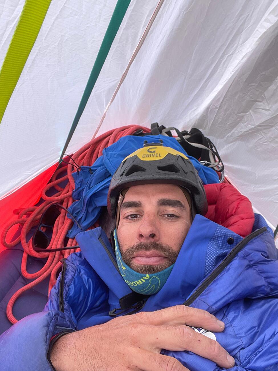 Stefano Ragazzo Eternal Flame Trango Tower - Stefano Ragazzo réalise le premier solo de corde d'Eternal Flame sur Nameless Tower, Trango Towers, juillet 2024