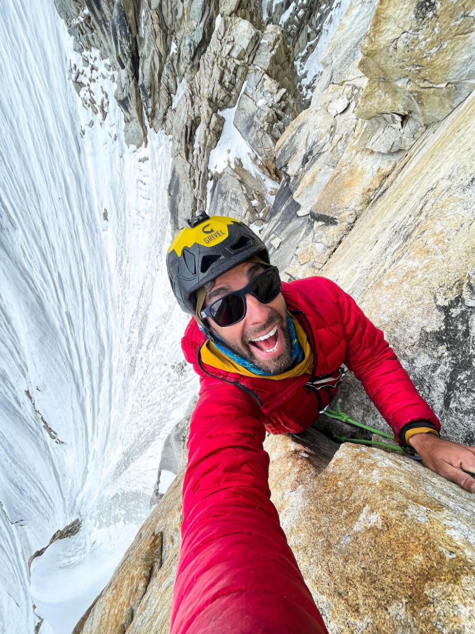 Stefano Ragazzo Eternal Flame Trango Tower - Stefano Ragazzo réalise le premier solo de corde d'Eternal Flame sur Nameless Tower, Trango Towers, juillet 2024