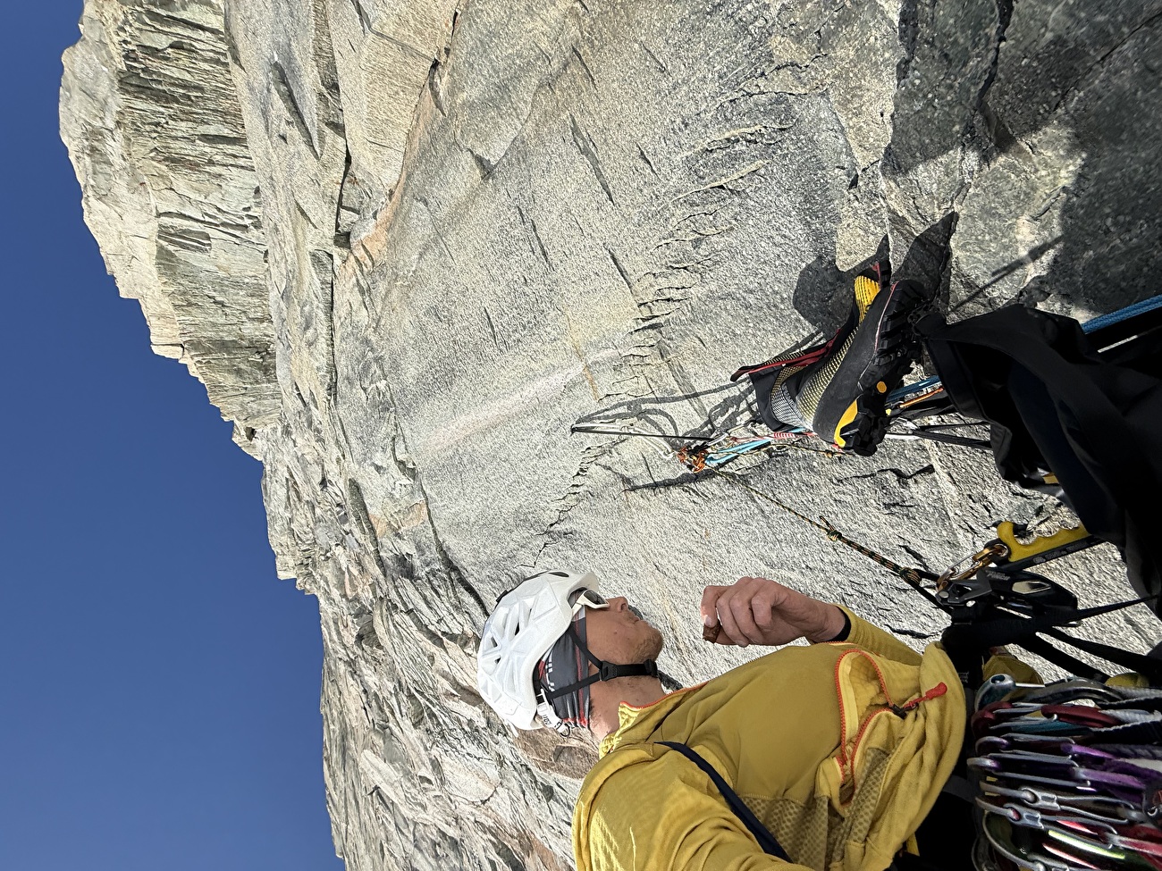 Matterhorn Giuseppe Vidoni - Giuseppe Vidoni à mi-ascension du Pilastro dei Fiori lors de son ascension hivernale en solitaire du Cervin via les ascensions 'Padre Pio' et 'Une Échelle Vers le Ciel' (04-06/03/2026)