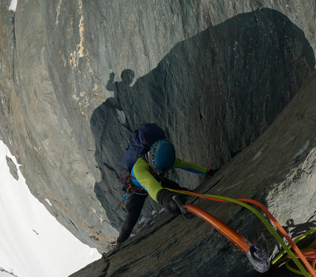 Grossglockner, Autriche, Radoslav Groh, Juraj Koreň - Juraj Koreň terrain d'escalade 6 lors de la première ascension du 'Kaiser Direct' sur la face sud du Großglockner en Autriche (Radoslav Groh, Juraj Koreň 03/07/2026)