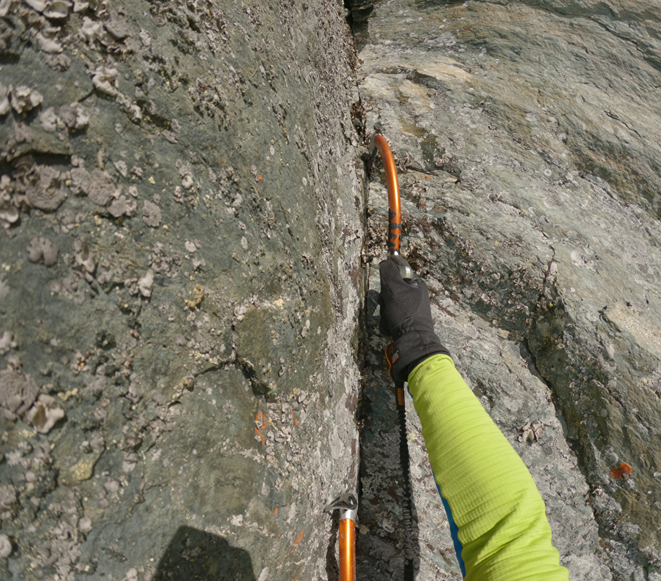 Grossglockner, Autriche, Radoslav Groh, Juraj Koreň - Fissures parfaites lors de la première ascension du 'Kaiser Direct' sur la face sud du Großglockner en Autriche (Radoslav Groh, Juraj Koreň 03/07/2026)