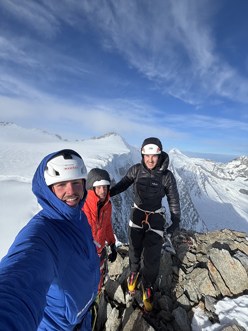 Klein Fiescherhorn, Olivier Kolly, Filippo Sala, Silvan Schüpbach - Première ascension du 'Zébu' (M8+, 70°, 1100m) sur la face nord-ouest du Klein Fiescherhorn (Ochs) dans les Alpes bernoises en Suisse (Olivier Kolly, Filippo Sala, Silvan Schüpbach 8-10/03/2026) Klein Fiescherhorn, Olivier Kolly, Filippo Sala, Silvan Schüpbach - Première ascension du 'Zébu' (M8+, 70°, 1100m) sur la face nord-ouest du Klein Fiescherhorn (Ochs) dans les Alpes bernoises en Suisse (Olivier Kolly, Filippo Sala, Silvan Schüpbach 8-10/03/2026)