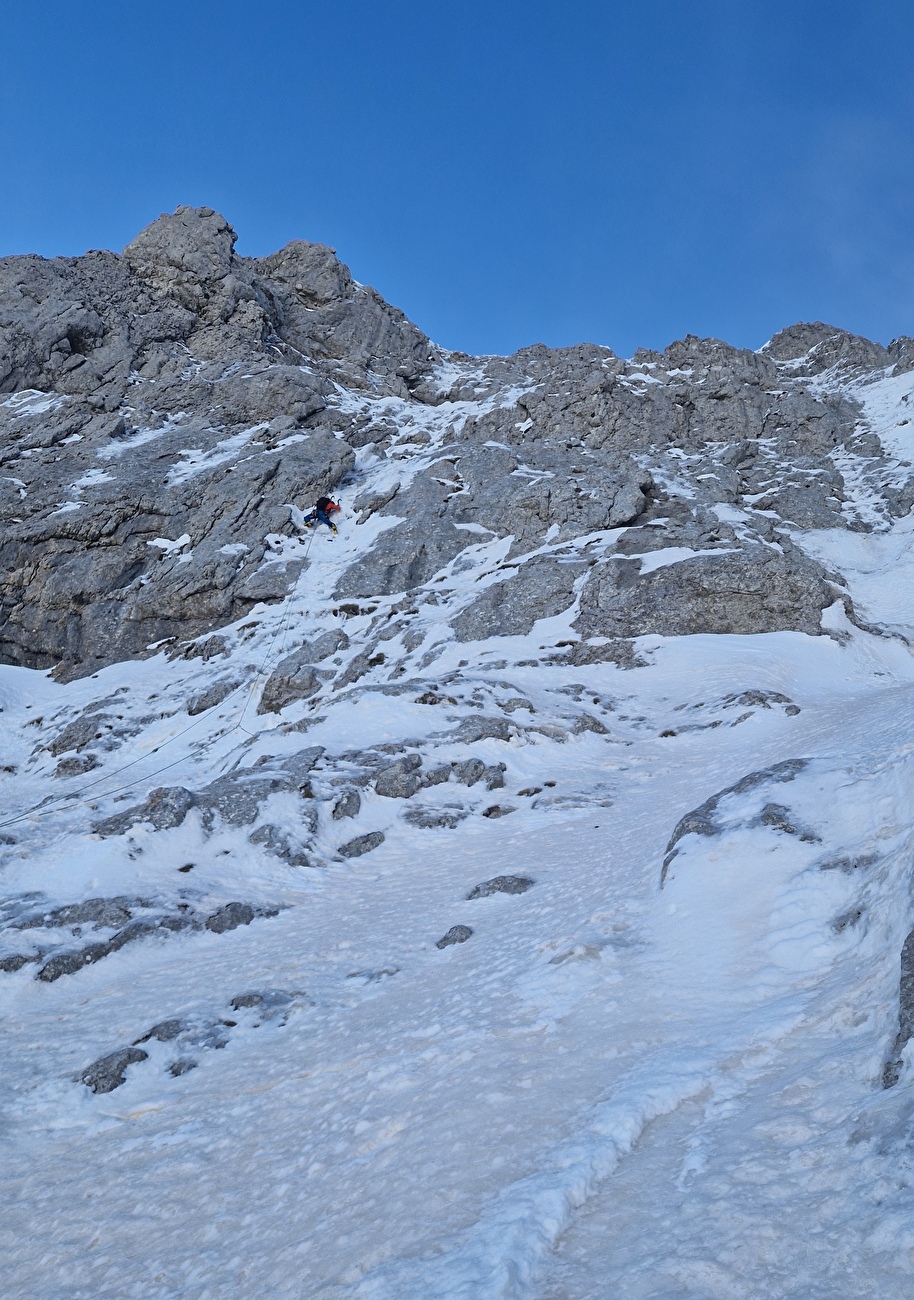 Astraka Grèce, Stefanos Karantinakis, Spyros Kyriakou - Stefanos Karantinakis mène la deuxième longueur de 'Crème Brutalée' sur la face nord-ouest du mont Astraka en Grèce (Stefanos Karantinaki, Spyros Kyriakou 03/07/2026)