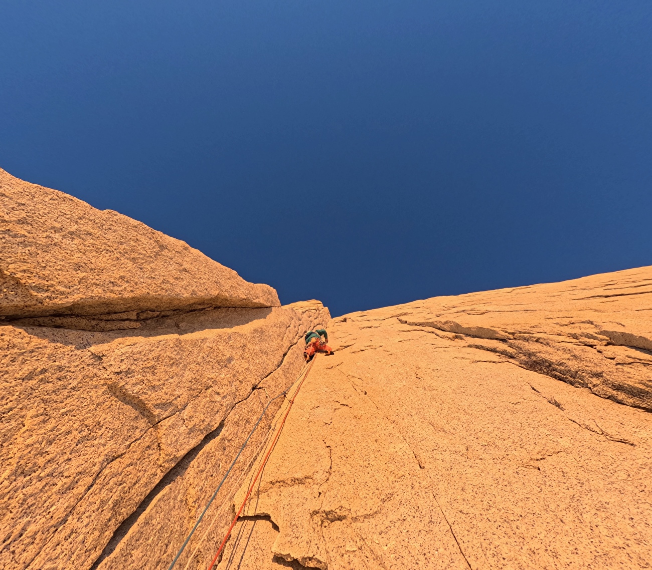 Cerro Chaltén, Fitz Roy, Patagonie, Tasio Martín, Sean Villanueva O'Driscoll - Tasio Martín et Sean Villanueva O'Driscoll réalisent la première ascension libre du 'Pilar Este' sur le Cerro Chaltén (Fitz Roy) en Patagonie (6-8/03/2026)
