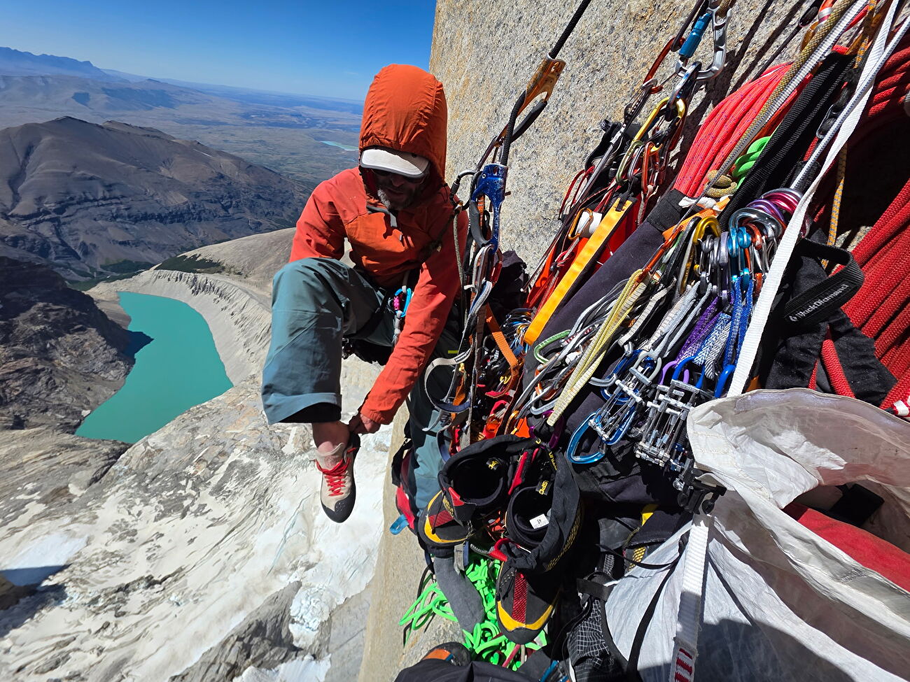 Tour Centrale de Paine, Torres del Paine, Patagonie - Réalisation de la première ascension du 'Paradigm Shift' sur la face est de la Tour Centrale de Paine dans le massif de Torres del Paine en Patagonie (Trevor Anthes, Harry Kinnard, Myles Moser 22/01-4/03/2026)