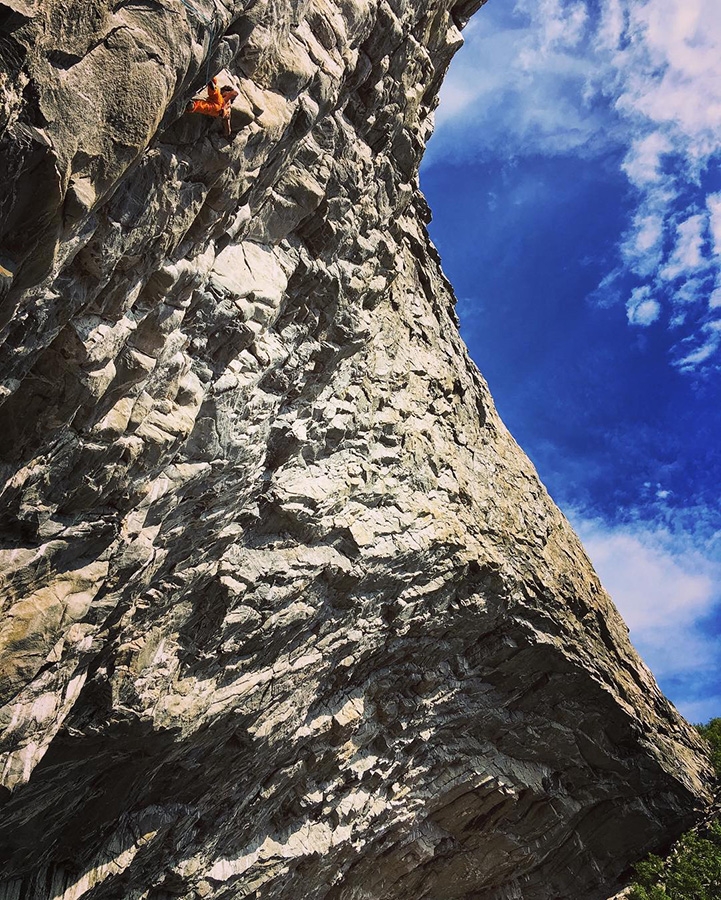 Flatanger, Norvège - Sachi Amma escalade Massih Attack 8B à Flatanger, Norvège.