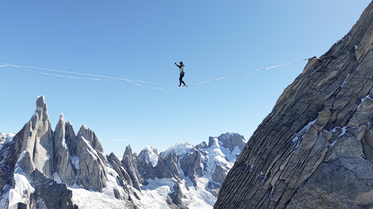 Highline de la S Fitz Roy Patagonie - Antonia Rüede-Passulr sur la spectaculaire highline d'Aguja de la S dans le massif du Fitz Roy en Patagonie. En arrière-plan, Cerro Torre, Torre Egger, Punta Herron et Torre Standhardt