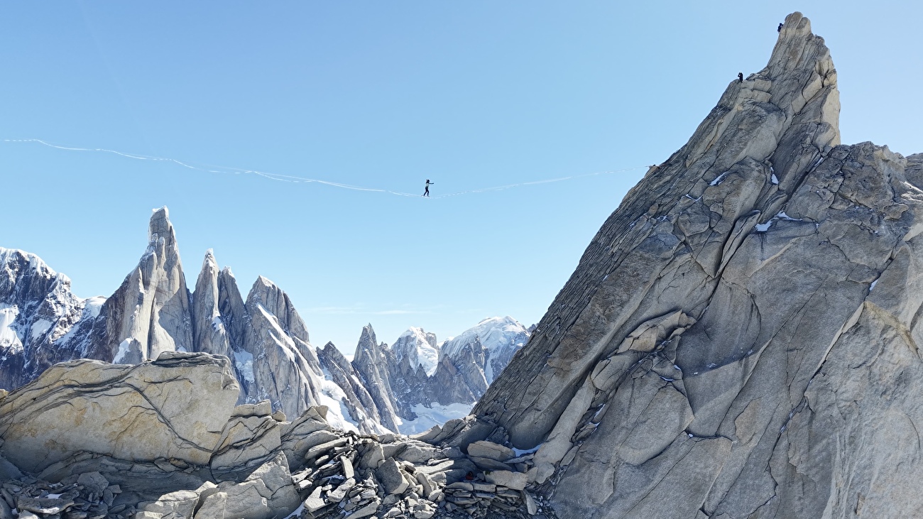 Highline de la S Fitz Roy Patagonie - Antonia Rüede-Passulr sur la spectaculaire highline d'Aguja de la S dans le massif du Fitz Roy en Patagonie. En arrière-plan, Cerro Torre, Torre Egger, Punta Herron et Torre Standhardt