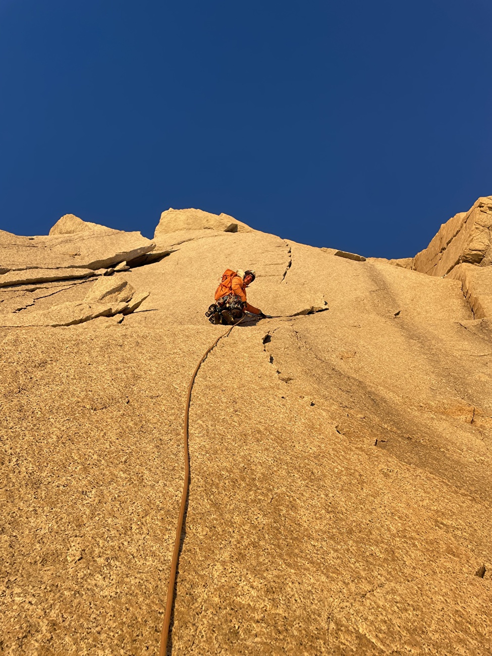 Highline du S Fitz Roy Patagonie, Lukas Irmler - Lukas Irmler escalade 'Cara Este' sur Aguja de la S dans le massif du Fitz Roy en Patagonie.